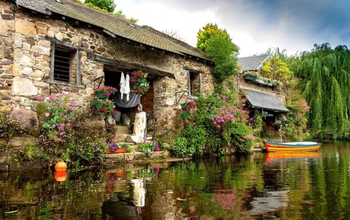 Famous washhouses at river Trieux