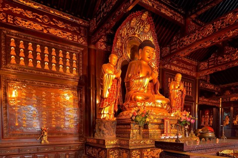 Golden Buddha statue and relics inside the Giant Wild Goose Pagoda