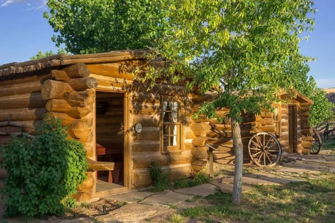 Old log cabins in Fort Bluff