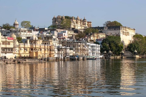 City Palace of the Maharaja with historic centre on Lake Pichola