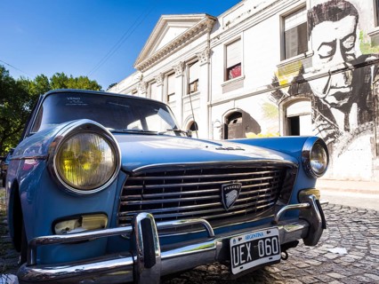 Oldtimer in front of a facade with graffiti
