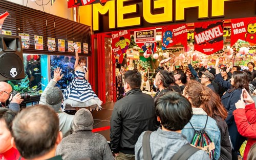 Karaoke singer in front of an audience in front of the shopping mall Mega Don Quijote-Shibuya