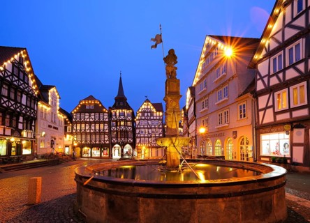 M arket square with the Rolandbrunnen fountain