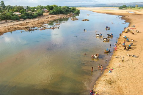 People washing and taking water from the Mandare river