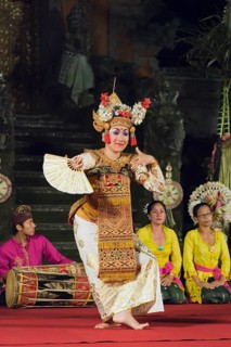 Legong dance at Puri Saraswati Temple