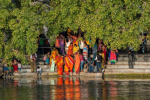 Scene on the banks of Lake Pichola in the historic centre