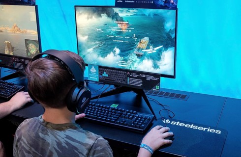 Boy plays the game World of Warships at Gamescom