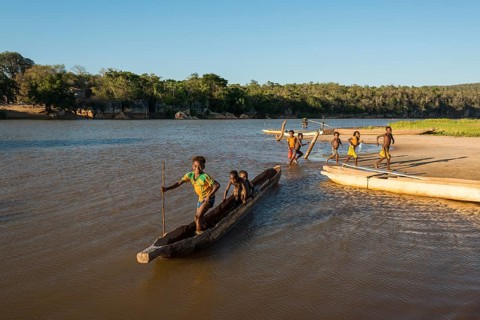 Children with pirogue or dugout