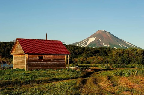 Hut of a fisheries supervisor at Kurile Lake