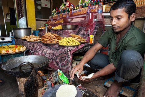 Man preparing typical Nepalesefood