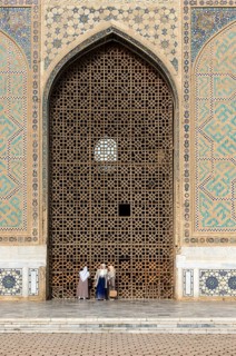 Uzbek women at Bibi-Khanym Mosque