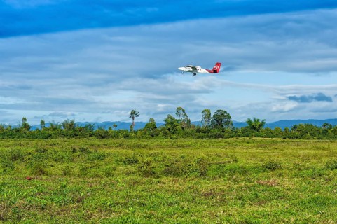Plane taking off from Maroantsetra airport
