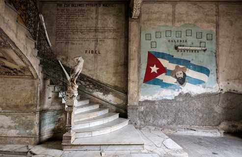 Wall painting with national flag and Camilo Cienfuegos