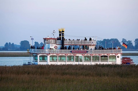 Tourist paddle steamer in the Bodden