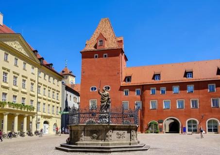 Justitiabrunnen and Neue Waag at Haidplatz