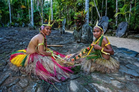 Traditionally dressed islanders making traditional art work