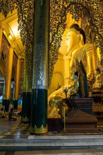 Buddastatue in the Shwedagon Pagoda