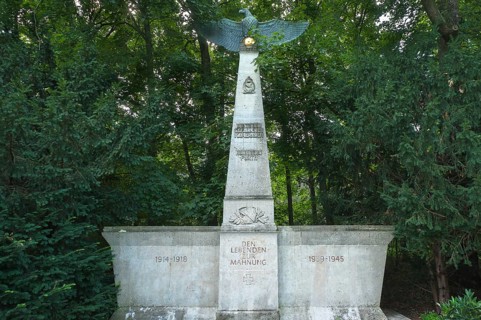 Memorial to airmen