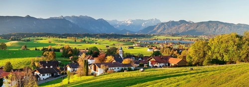 View from the Aidlinger Hohe over lake Riegsee towards the Wetterstein range