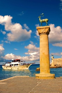 Column with deer at the entrance to Madraki harbour