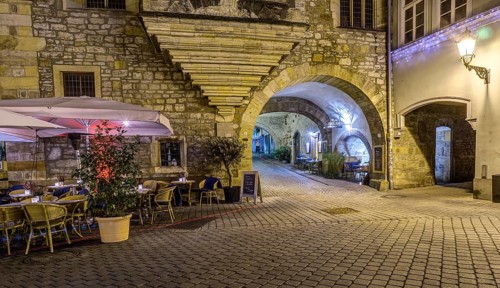 Wenigemarkt with passage of the Agidienkirche to the Kramerbrucke in the evening