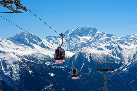 Gondola of the Moosfluh cable car in front of the Fletschhorn massif
