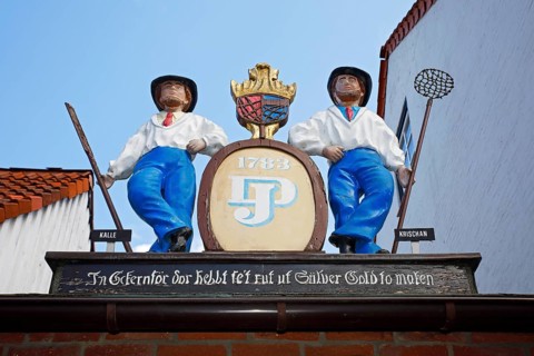 Old fisherman figures Kalle and Krischan on the roof