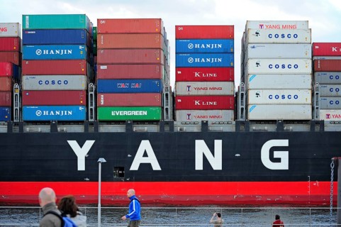 Cinesisches ship ""Yang"" loaded with containers