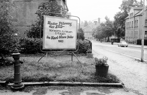 Agitation display at the roadside