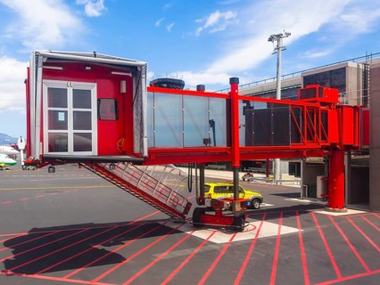 Passenger boarding bridge