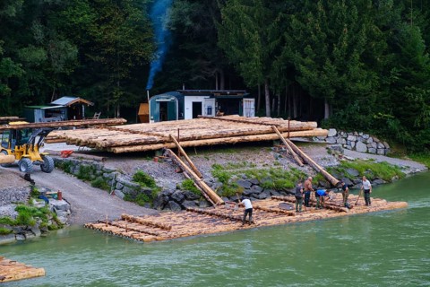 Assembly of rafts on the Isar near Wolfratshausen early in the morning