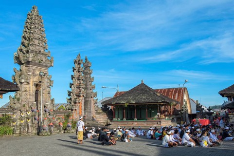 Believers in the Pura Ulun Danu Batur temple