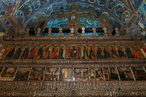 Depictions of saints on the altar wall