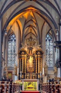 Baroque high altar and pulpit with the Apollinaris Shrine