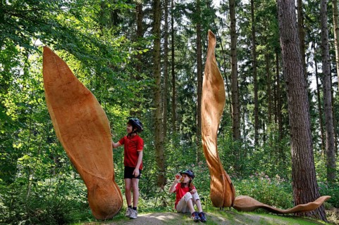 Children at the Ahornsamen sculpture in the Weltwald forest