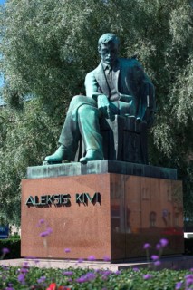Monument to Aleksis Kivi on the station forecourt