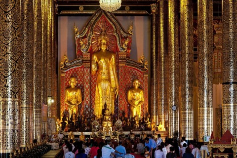Worshipers praying in the temple of Wat Chedi Luang