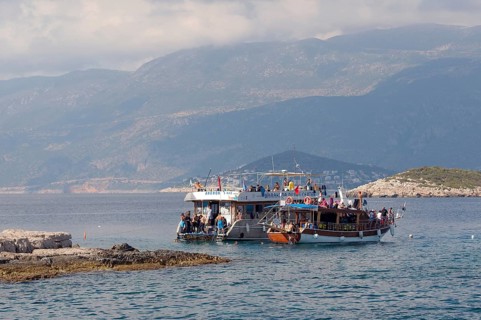 Diving boat