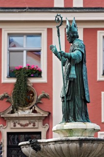 Facade of the Town Hall and Willibald's Fountain