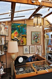 Pictures and knick-knacks at the Auer Dult annual market