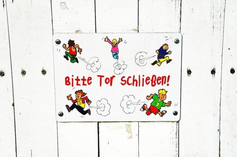 Sign "Bitte Tor schliessen"
