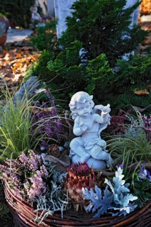 Putto on grave