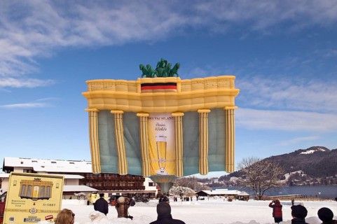 Hot-air balloon shaped like the Brandenburg Gate