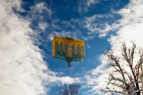 Hot-air balloon shaped like the Brandenburg Gate