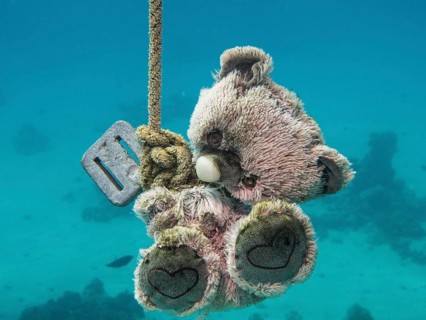 Teddy bear as a guide or target marker for scuba divers
