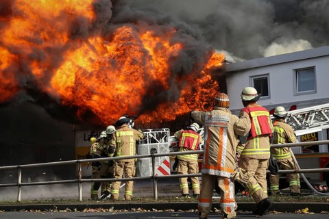 More than 140 firefighters extinguishing a burning carpet warehouse in Berlin-Reinickendorf