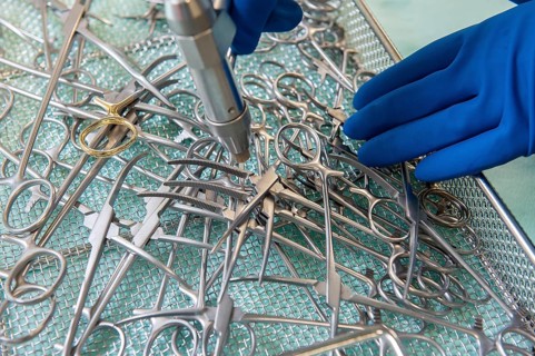 Drying of surgical instruments with medical compressed air