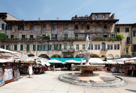 Case dei Mazzanti with a frescoed facade
