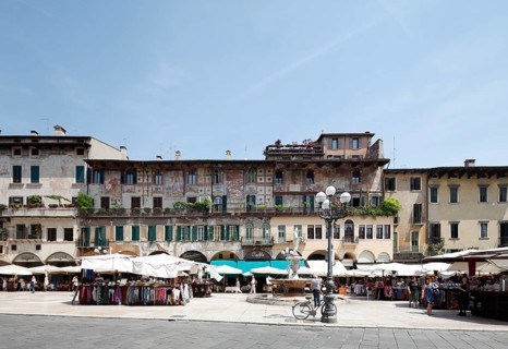 Case dei Mazzanti building with mural paintings and the Madonna Verona fountain