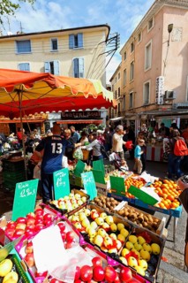 Market in Apt city